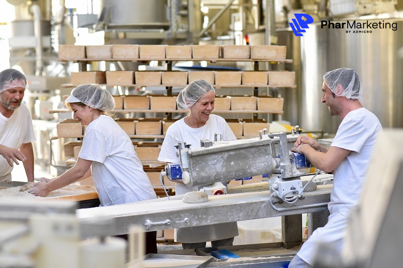 Con người, cơ sở vật chất, v.v là một trong những yếu tố thuộc môi trường marketing bên trong của doanh nghiệp